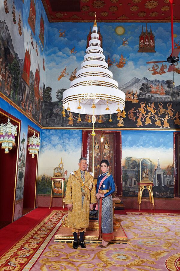 Parachuting and Firing a Gun: Rare Photos of Thai King's Consort - Sputnik International