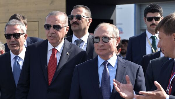 Russian President Vladimir Putin and Turkish President Recep Tayyip Erdogan (second from left) during a visit to the exposition of the International Airspace Show MAKS-2019. - Sputnik International