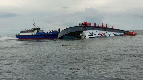 Boat Capsizes Off Cameroon Coast - Sputnik International