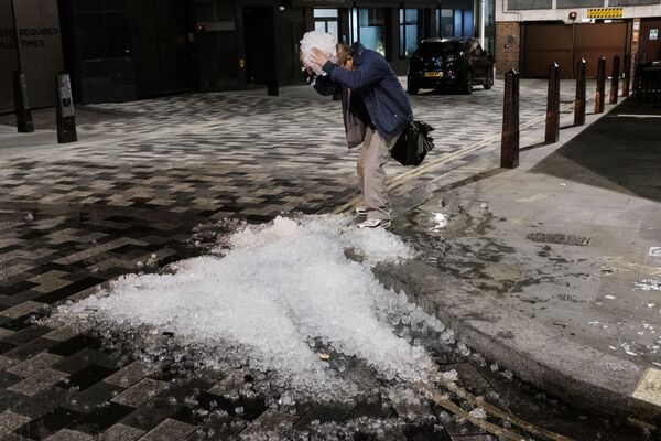 A man cooling his head with ice (Polish photographer Tymon Markowski, winner of the London photograph category) - Sputnik International
