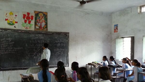  A teacher explaining a maths concept using TESS-India explained example - Sputnik International
