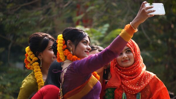 Bangladeshi girls taking Selfie at Pohela Falgun - Sputnik International