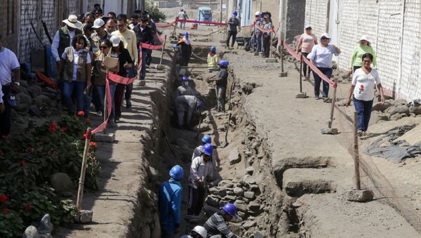 This handout picture released on June 28, 2018 shows the ongoing excavation where a group of archaeologists have discovered the remains of children offered in a ritual of the pre-Columbian Chimu culture, at the Huaca La Cruz, in Huanchaco, Peru - Sputnik International