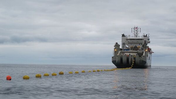An undersea cable-laying ship deploys its first 100 meters of cable - Sputnik International