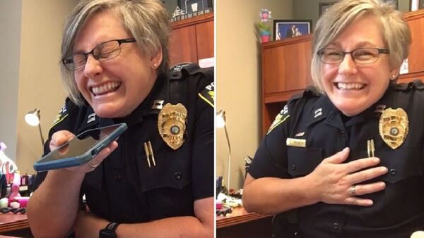 North Carolina’s Apex Police Department has posted a video on Facebook showing Captain Ann Stephens trolling a man after he claimed she was allegedly in serious trouble  - Sputnik International