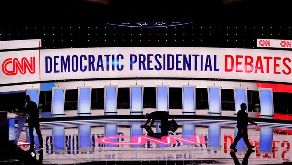 Crews prepare the stage for the second Democratic 2020 U.S. presidential candidates debate in Detroit - Sputnik International