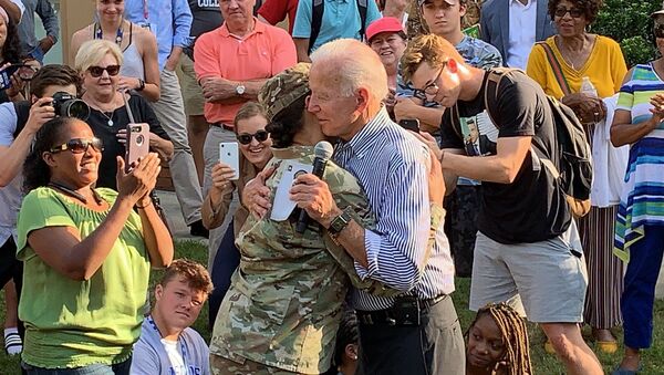 Maj. Ginger Tate is seen hugging with 2020 Democratic hopeful Joe Biden during a town hall meeting in Gaffney, South Carolina on 28 August. - Sputnik International