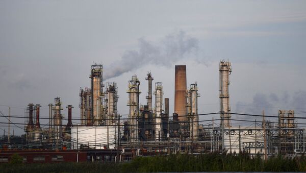 Smoke rises from oil refinery stacks at Philadelphia Energy Solutions plant in Philadelphia, Pennsylvania, U.S., August 21, 2019 - Sputnik International
