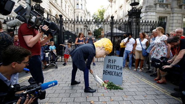 A man wearing a mask of British Prime Minister Boris Johnson, protests outside Downing Street in London, Britain August 28, 2019. - Sputnik International
