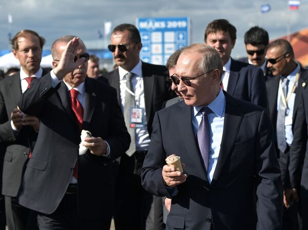 President Putin and his Turkish counterpart Recep Tayyip Erdogan eating ice-cream as they attend the MAKS-2019 international airshow. - Sputnik International