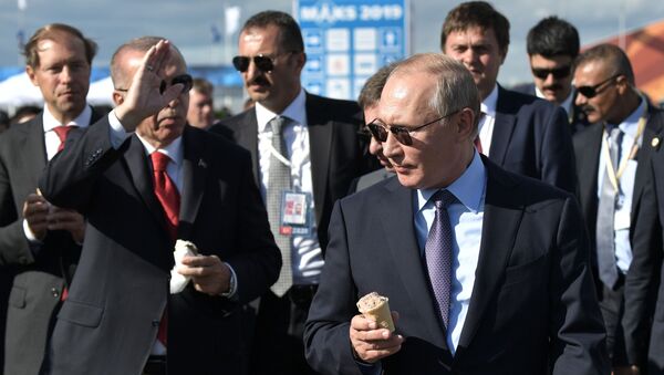 Russian President Vladimir Putin and his Turkish counterpart Recep Tayyip Erdogan eating ice-cream as they attend the MAKS-2019 international airshow  - Sputnik International