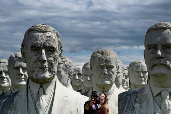 A couple poses for a selfie with giant salvaged busts of former US Presidents August 25, 2019, in Williamsburg, Virginia. A couple poses for a selfie with giant salvaged busts of former US Presidents August 25, 2019, in Williamsburg, Virginia. - Sputnik International