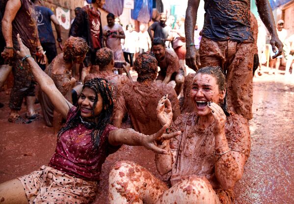 People take part in the annual La Tomatina festival in the town of Buñol, Spanish province of Valencia People take part in the annual La Tomatina festival in the town of Buñol, Spanish province of Valencia - Sputnik International