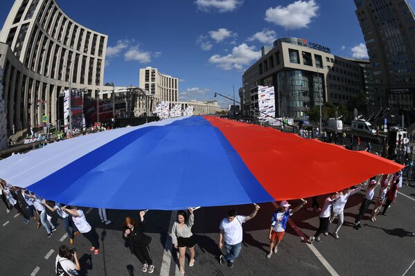 Flash mob participants during the Russian National Flag Day in Moscow Flash mob participants during the Russian National Flag Day in Moscow - Sputnik International