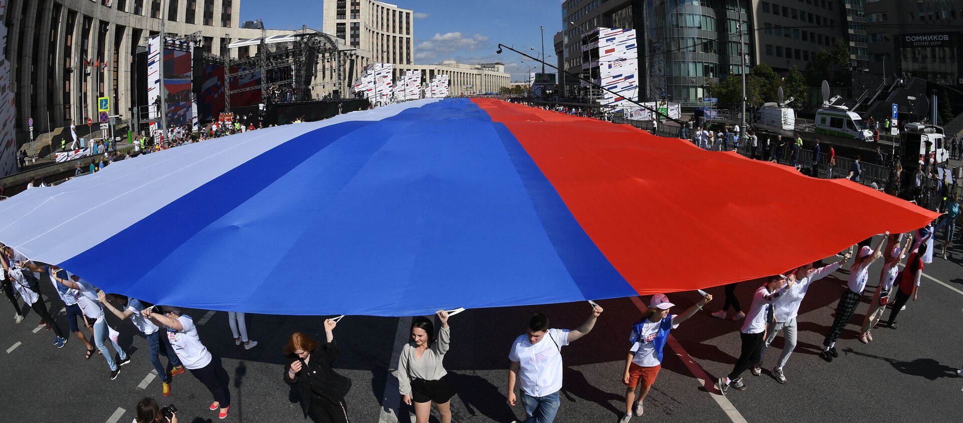 Flash mob participants during the Russian National Flag Day in Moscow   - Sputnik International, 1920, 17.12.2020