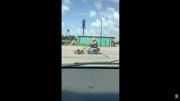 Texas Resident Uses Electric Lawn Mower to Get Around Town - Sputnik International