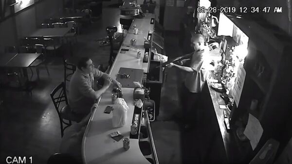 World's Chillest Man Lights Cigarette at Gunpoint During Bar Robbery - Sputnik International