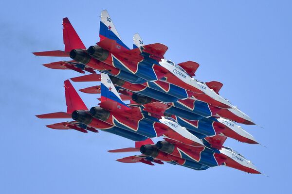 Russian aerobatic team Strizhi performs in MIG-29 jet fighters at the MAKS-2019 International Aviation and Space Show in Zhukovsky, outside Moscow, Russia. - Sputnik International