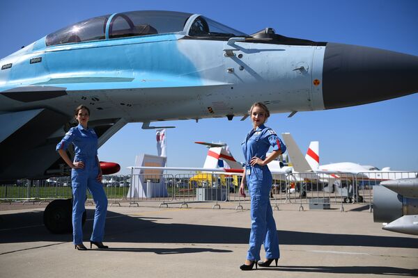 Young ladies stand near a MiG-35 multipurpose fighter jet at the MAKS-2019 international aviation and space show in Zhukovsky outside Moscow. - Sputnik International