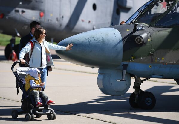 Visitors pass by a Ka-52 Alligator military helicopter on display at the MAKS-2019 International Aviation and Space Show in Zhukovsky, outside Moscow, Russia. - Sputnik International