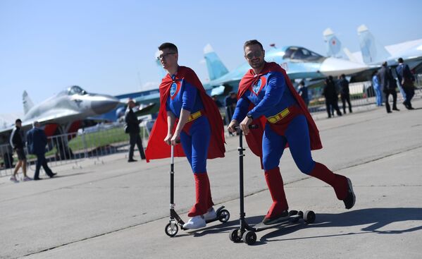 Visitors during the International Aviation and Space show MAKS-2019 in Zhukovsky outside Moscow.  - Sputnik International