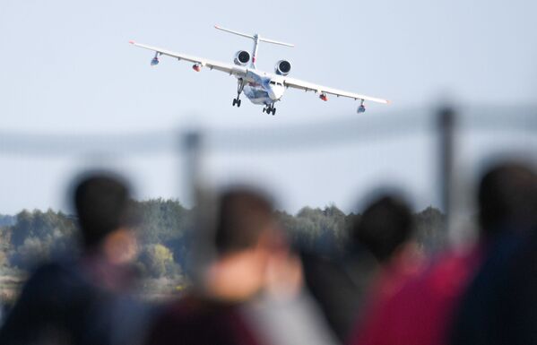 A Beriev Be-200ES amphibious aircraft performs at the MAKS-2019 International Aviation and Space Show in Zhukovsky, outside Moscow, Russia. - Sputnik International