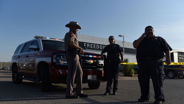 A Texas state trooper and other emergency personnel monitor the scene at a local car dealership following a shooting in Odessa, Texas, US September 1, 2019. - Sputnik International