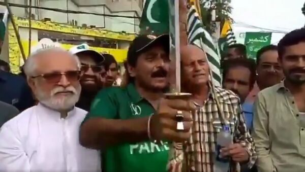 Former Pakistan cricketer Javed Miandad threatening India while holding a sword - Sputnik International