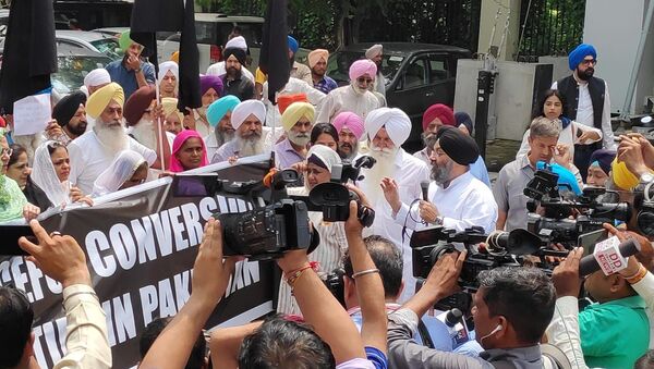 Sikh Community Protests Outside Pak High Commission in India alleging Forced Conversions in Country - Sputnik International