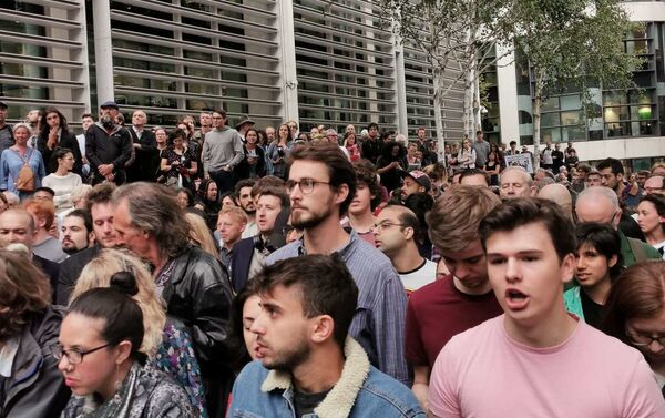 People attend Roger Waters' performance in support of Julian Assange in London - Sputnik International