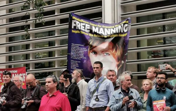 People attend Roger Waters' performance in support of Julian Assange in London  - Sputnik International