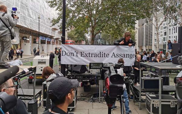 Preparation for Roger Waters' performance in support of Julian Assange outside UK Home Office - Sputnik International