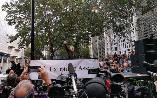 Roger Waters performs in support of Julian Assange outside UK Home Office in London - Sputnik International