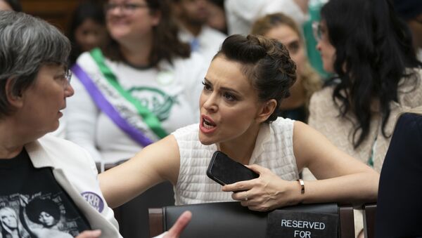 Actress and activist Alyssa Milano joins supporters of the Equal Rights Amendment - Sputnik International