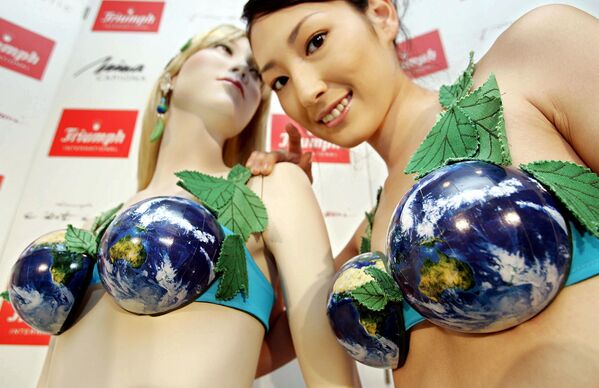 Yu Misaki (R), campaign girl for Triumph International Japan, displays the company's new Eco-globe Bra for their spring/summer 2005 collection in Tokyo, 9 November 2004.  - Sputnik International