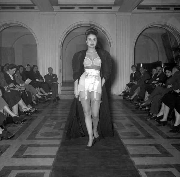 A model presents lingerie during a fashion show, 1953. - Sputnik International