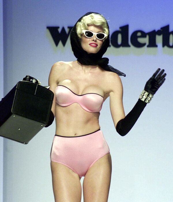A model wears Movie Star Incognito,'' a satin, stretch-foam bra and modern brief during Wonderbra's Airwonder fashion show in New York on Wednesday, 8 August 2001. - Sputnik International