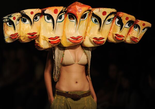 A model displays creations by Indian designer Nida Mahmood during the Wills Lifestyle India Fashion Week - Spring Summer 2011 collection in New Delhi on 26 October 2010.  - Sputnik International