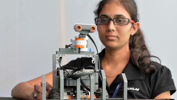 An Indian volunteer demonstrates the functioning of a motion sensing robot at a stall on the inaugural day of the 10-day Edinburgh International Science Festival, in Bangalore on August 30, 2013 - Sputnik International