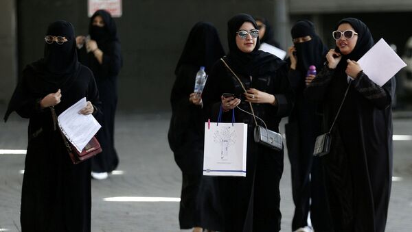 Saudi students walk at the exhibition to guide job seekers at Glowork Women's Career Fair in Riyadh, Saudi Arabia October 2, 2018. - Sputnik International