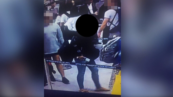 Woman spotted on Ninoy Aquino International Airport in Manila surveillance camera as she attempts to board the plane with a six-day-old baby stashed in her carry-on - Sputnik International