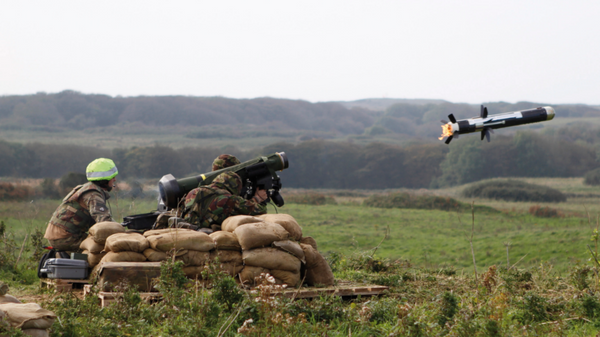 Soldiers from 51 Squadron RAF Regiment fire a Javelin anti tank missile during a training exercise  - Sputnik International