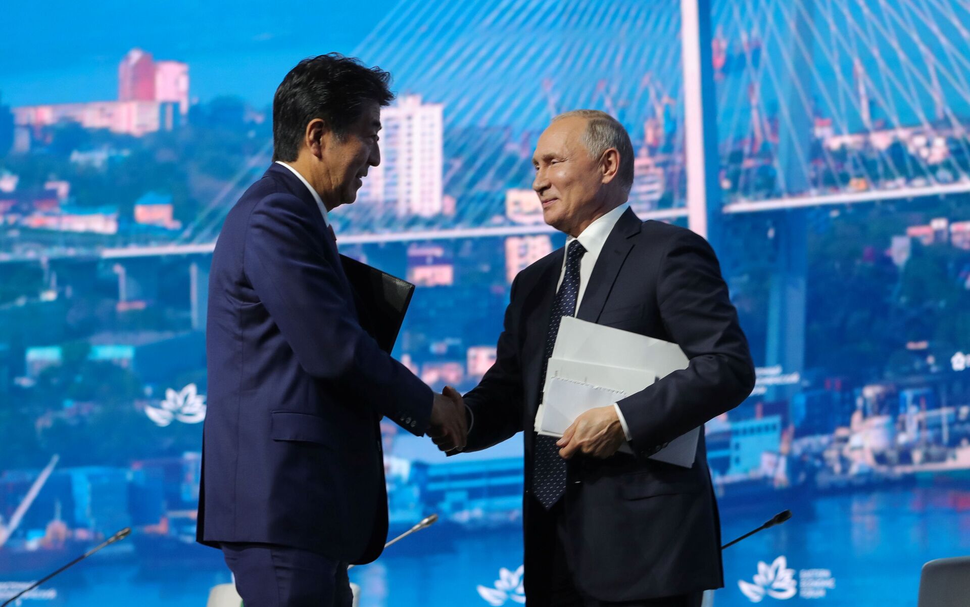 Russian President Vladimir Putin shakes hands with Japanese Prime Minister Shinzo Abe after a plenary session of the Eastern Economic Forum in Vladivostok, Russia September 5, 2019 - Sputnik International, 1920, 07.09.2021