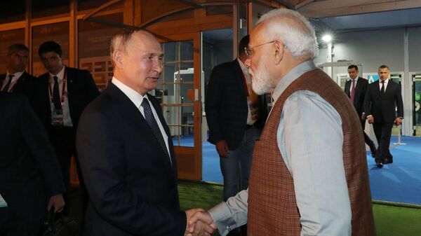 Russian President Vladimir Putin and Indian Prime Minister Narendra Modi pose for a picture with participants while touring an exhibition on the sidelines of the Eastern Economic Forum in Vladivostok, Russia September 4, 2019 - Sputnik International