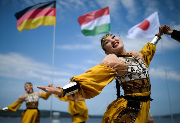 Dancers wearing national costumes perform during an exhibition at the Fifth Eastern Economic Forum on Russky Island in Vladivostok - Sputnik International