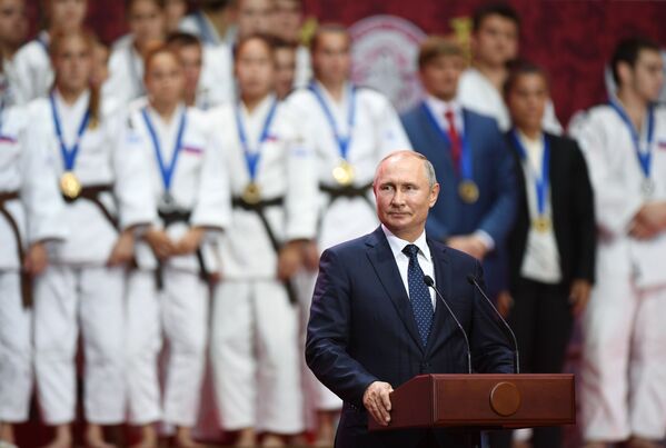 Russian President Vladimir Putin during a ceremony to award winners of the Third International Judo Tournament among juniors which took place as part of the Fifth Eastern Economic Forum in Vladivostok. - Sputnik International