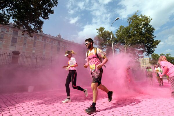 Participants take part in the 5km race The Color Run, in the Tour et Taxis district of Brussels on August 31, 2019. - Sputnik International