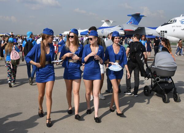 Girls at the MAKS-2019 international aviation and space show in Zhukovsky outside Moscow - Sputnik International