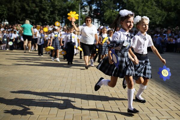First-grade pupils during a festive gathering dedicated to Knowledge Day at school No 11 in the Russian city of Krasnodar. - Sputnik International