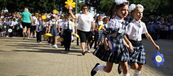 First-grade pupils during a festive gathering dedicated to Knowledge Day at school No 11 in Russia's city of Krasnodar. - Sputnik International